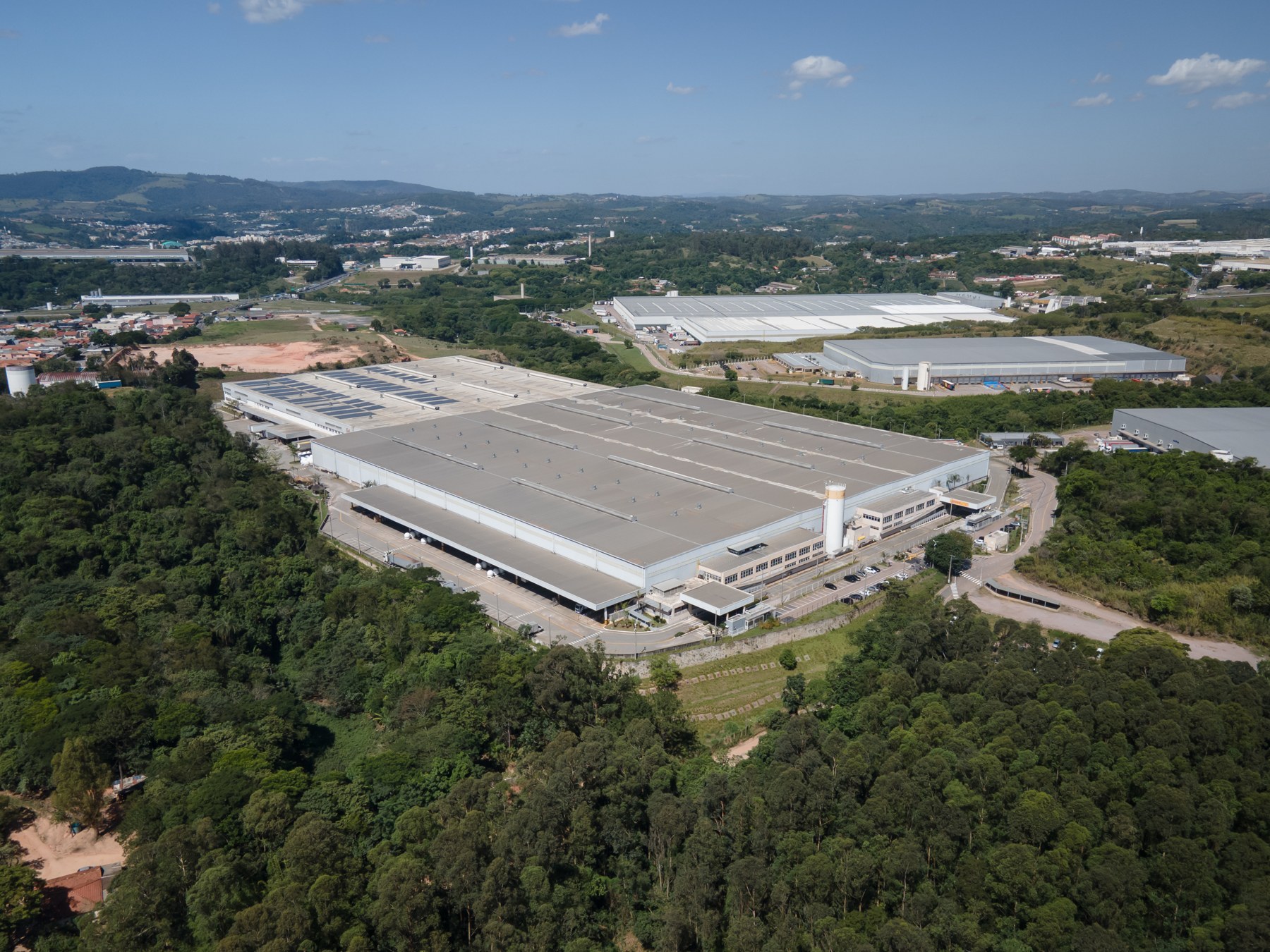 Vista aérea de galpões logísticos em um portfolio imobiliário